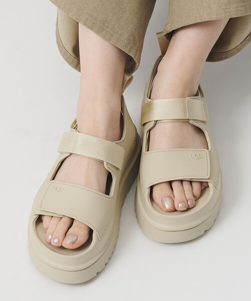 UGG(アグ)の「<UGG>ゴールデングロウ サンダル(サンダル・レディース・ナチュラル/ブラック・5/7/6/8)」の2枚目の写真