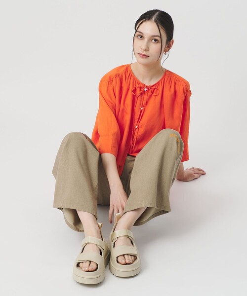 UGG(アグ)の「<UGG>ゴールデングロウ サンダル(サンダル・レディース・ナチュラル/ブラック・5/7/6/8)」の7枚目の写真