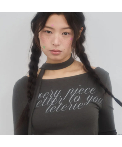 LETERIE（レテリー）の「LETTERING OFF-SHOULDER TIE LONG SLEEVE_3COLOR（Tシャツ/カットソー・レディース・アイボリー/ライトグレー/チャコールグレー・FREE）」の2枚目の写真