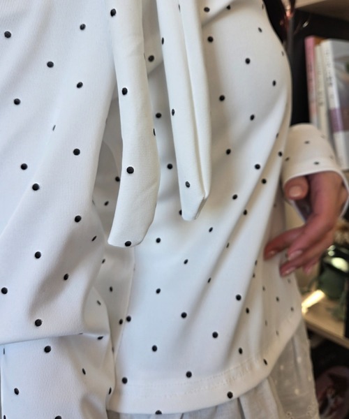 tolene(トレネ)の「ドット柄 ビッグリボン ワンショルダー アシンメトリー 裾フリル タイト 長袖カットソー(Tシャツ/カットソー・レディース・ホワイト・FREE)」の8枚目の写真