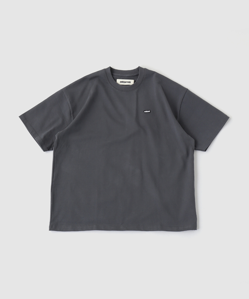 WISM(ウィズム)の「Metalwood Studio / メタルウッド スタジオ HEAVYWEIGHT MINI METAL LOGO T(Tシャツ/カットソー・メンズ・チャコールグレー/ホワイト・MEDIUM/LARGE)」の1枚目の写真