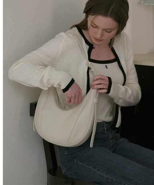 FOLNUA（フォルニュア）の「OVAL BAG - PLAIN [2COLOR]（ショルダーバッグ・レディース・ブラック/ライトグレー・FREE）」の3枚目の写真