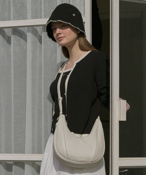 FOLNUA（フォルニュア）の「OVAL BAG - PLAIN [2COLOR]（ショルダーバッグ・レディース・ブラック/ライトグレー・FREE）」の4枚目の写真