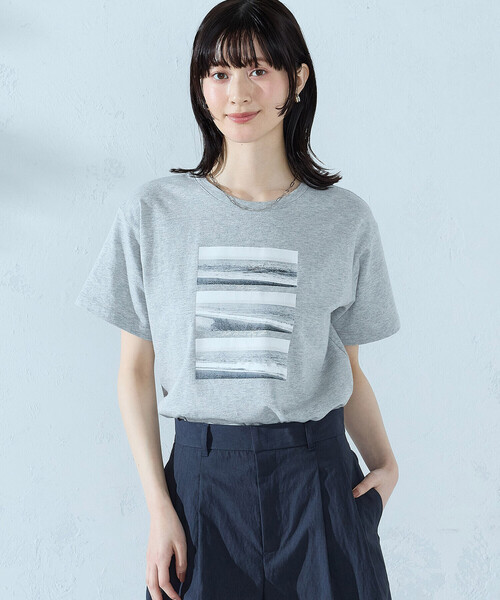 COMME CA ISM（コムサイズム）の「フォトプリント Tシャツ（Tシャツ/カットソー・レディース・アイボリー/ブラック/杢グレー/ネイビー・SMALL/MEDIUM/LARGE）」の4枚目の写真