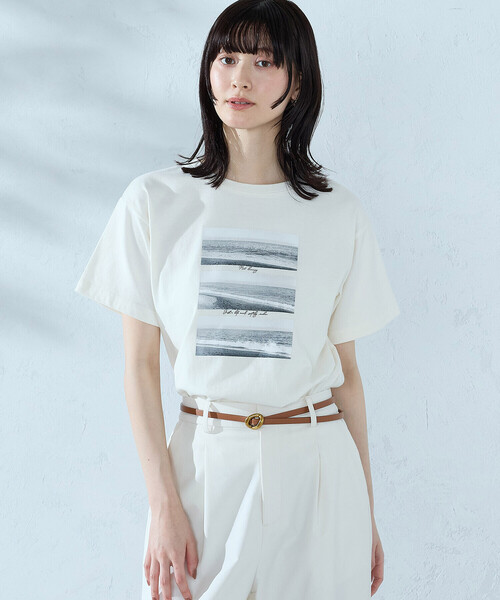 COMME CA ISM（コムサイズム）の「フォトプリント Tシャツ（Tシャツ/カットソー・レディース・アイボリー/ブラック/杢グレー/ネイビー・SMALL/MEDIUM/LARGE）」の2枚目の写真