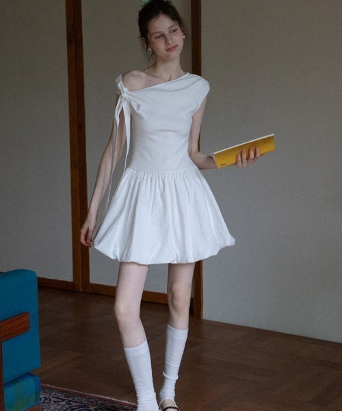 Ritzy(リッツィー)の「リボン付きワンショルダーワンピース(ワンピース・レディース・ホワイト/ブラック・M/S)」の6枚目の写真