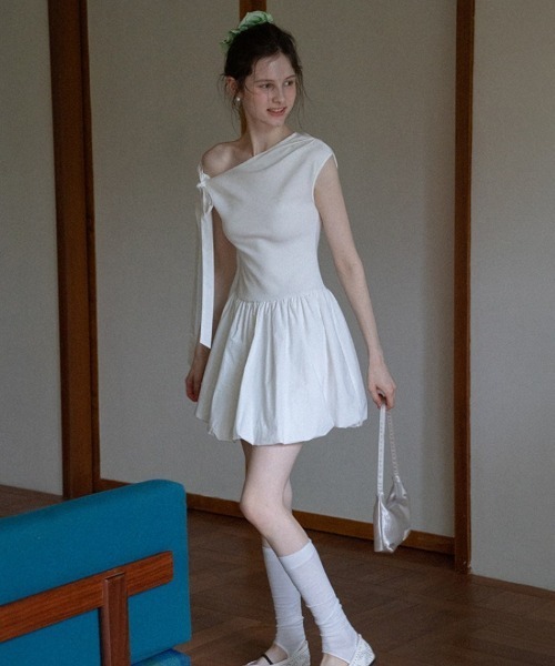 Ritzy(リッツィー)の「リボン付きワンショルダーワンピース(ワンピース・レディース・ホワイト/ブラック・M/S)」の3枚目の写真
