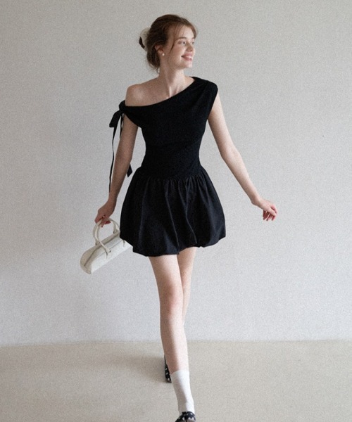 Ritzy(リッツィー)の「リボン付きワンショルダーワンピース(ワンピース・レディース・ホワイト/ブラック・M/S)」の18枚目の写真