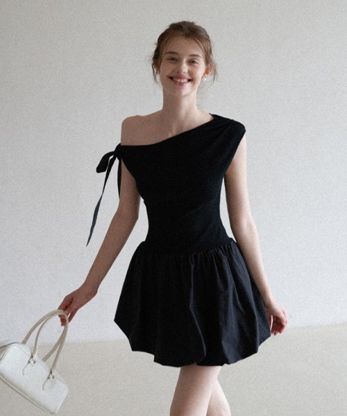 Ritzy(リッツィー)の「リボン付きワンショルダーワンピース(ワンピース・レディース・ホワイト/ブラック・M/S)」の17枚目の写真