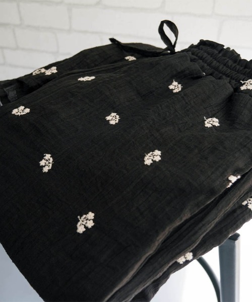aquagarage(アクアガレージ)の「【新柄新色追加】フラワー刺繍ワイドパンツ(その他パンツ・レディース・ブラック/ブラウン系その他/ブラウン/ホワイト系その他/ブラック系その他・M)」の11枚目の写真