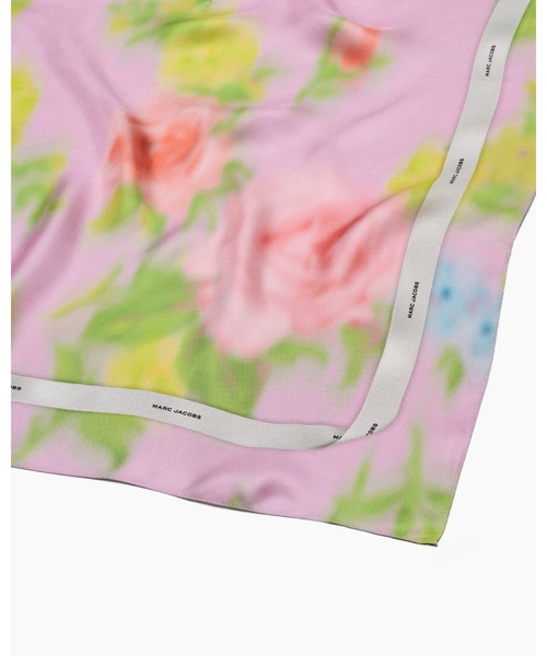 MARC JACOBS(マークジェイコブス)の「【NEW】BLURRED FLORAL SILK SCARF/ブラード フローラル シルク スカーフ(バンダナ/スカーフ・レディース・ピンク系その他・ONE SIZE)」の3枚目の写真