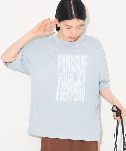FREAK'S STORE（フリークスストア）の「ピグメント ロゴTシャツ/オーバーサイズTシャツ（Tシャツ/カットソー・レディース・チャコール/ベージュ/サックスブルー・ﾌﾘ-）」の3枚目の写真