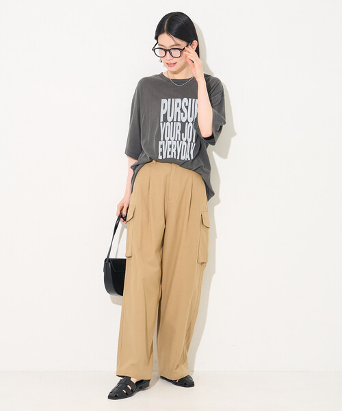 FREAK'S STORE（フリークスストア）の「ピグメント ロゴTシャツ/オーバーサイズTシャツ（Tシャツ/カットソー・レディース・チャコール/ベージュ/サックスブルー・ﾌﾘ-）」の19枚目の写真