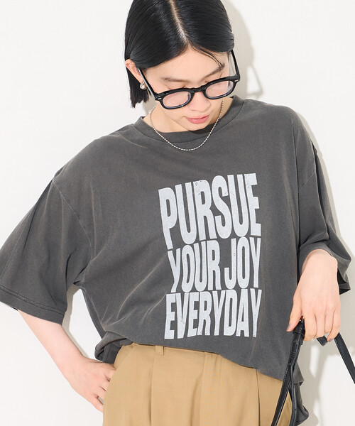 FREAK'S STORE（フリークスストア）の「ピグメント ロゴTシャツ/オーバーサイズTシャツ（Tシャツ/カットソー・レディース・チャコール/ベージュ/サックスブルー・ﾌﾘ-）」の22枚目の写真
