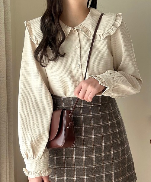 Cham.(チャム)の「着回しビッグカラーブラウス(シャツ/ブラウス・レディース・ホワイト/ベージュ/ライトグリーン/ライトブルー/イエロー/レッド/ブラック/パープル・FREE)」の3枚目の写真