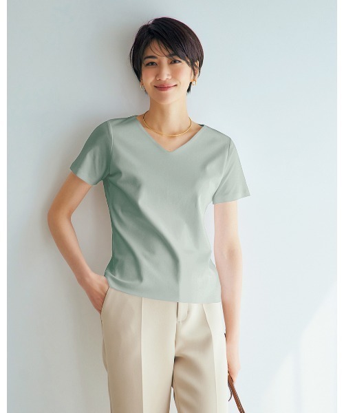 DoCLASSE( ドゥクラッセ)の「【浅Vネック・半袖/スーピマ・DoT】(Tシャツ/カットソー・レディース・グリーン/ブラック/ライトグレー/ダークネイビー/ホワイト・L/M/LL)」の4枚目の写真