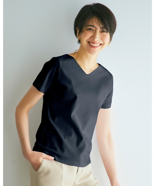 DoCLASSE( ドゥクラッセ)の「【浅Vネック・半袖/スーピマ・DoT】(Tシャツ/カットソー・レディース・グリーン/ブラック/ライトグレー/ダークネイビー/ホワイト・L/M/LL)」の5枚目の写真