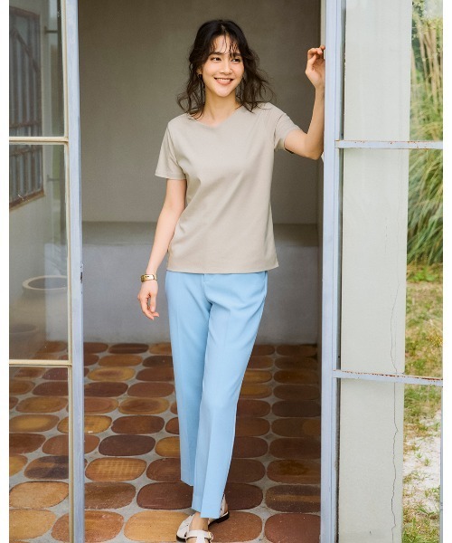 DoCLASSE( ドゥクラッセ)の「【浅Vネック・半袖/スーピマ・DoT】(Tシャツ/カットソー・レディース・グリーン/ブラック/ライトグレー/ダークネイビー/ホワイト・L/M/LL)」の3枚目の写真