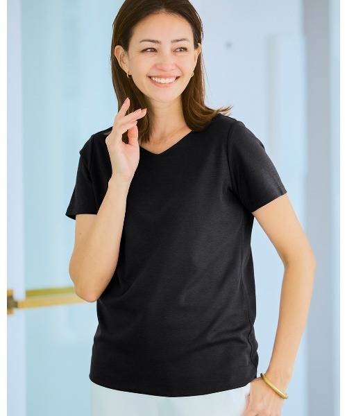 DoCLASSE( ドゥクラッセ)の「【浅Vネック・半袖/スーピマ・DoT】(Tシャツ/カットソー・レディース・グリーン/ブラック/ライトグレー/ダークネイビー/ホワイト・L/M/LL)」の2枚目の写真