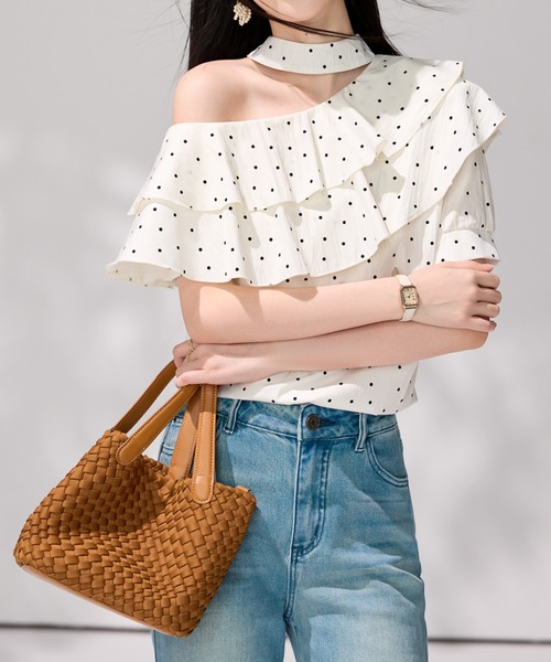 LUCPY（ラクピー）の「ドット柄フリルワンショルダーブラウス（シャツ/ブラウス・レディース・ホワイト・X-LARGE/LARGE/MEDIUM/SMALL）」の2枚目の写真