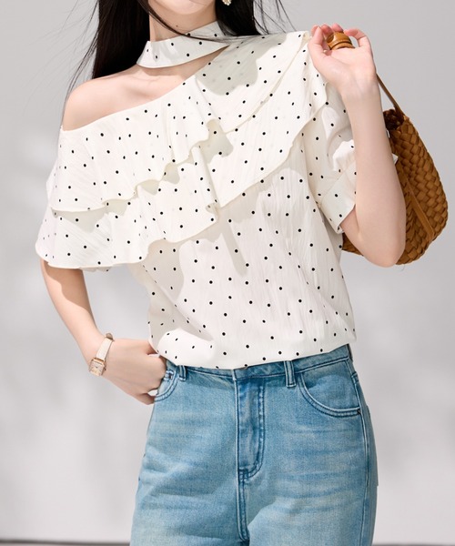 LUCPY（ラクピー）の「ドット柄フリルワンショルダーブラウス（シャツ/ブラウス・レディース・ホワイト・X-LARGE/LARGE/MEDIUM/SMALL）」の3枚目の写真