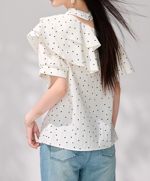 LUCPY（ラクピー）の「ドット柄フリルワンショルダーブラウス（シャツ/ブラウス・レディース・ホワイト・X-LARGE/LARGE/MEDIUM/SMALL）」の4枚目の写真