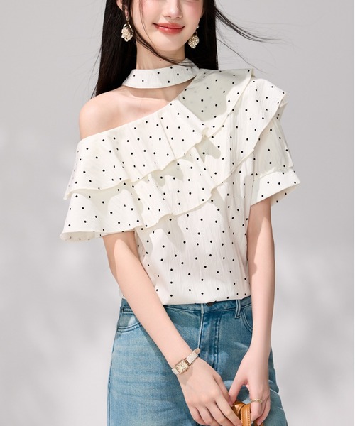 LUCPY（ラクピー）の「ドット柄フリルワンショルダーブラウス（シャツ/ブラウス・レディース・ホワイト・X-LARGE/LARGE/MEDIUM/SMALL）」の5枚目の写真