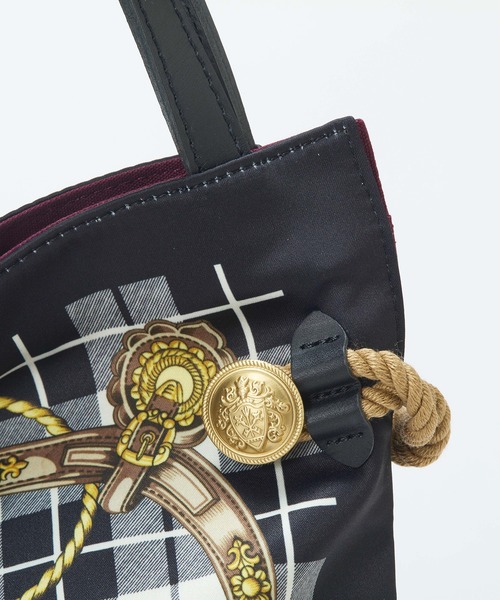 TREASURE TOPKAPI(トレジャートプカピ)の「【TREASURE TOPKAPI】【26AW新色】マイルドサテン スカーフ柄 トートバッグ(トートバッグ・レディース・ブラック/ネイビー・FREE)」の14枚目の写真