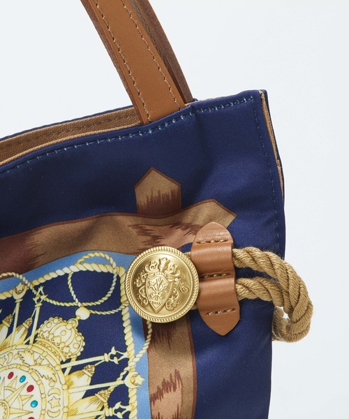TREASURE TOPKAPI(トレジャートプカピ)の「【TREASURE TOPKAPI】【26AW新色】マイルドサテン スカーフ柄 トートバッグ(トートバッグ・レディース・ブラック/ネイビー・FREE)」の16枚目の写真
