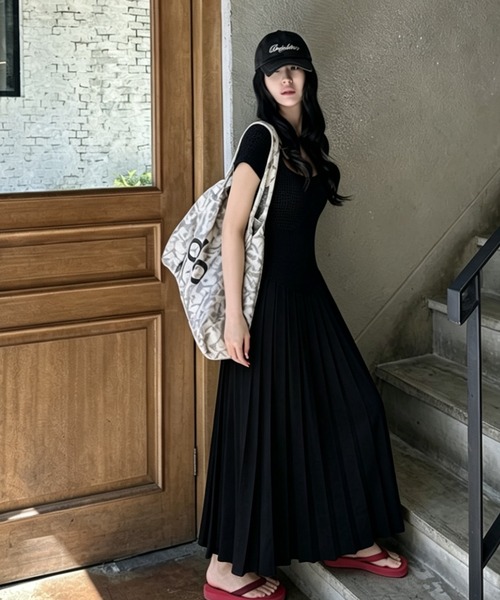 FAVORITO（ファヴォリート）の「ニットプリーツワンピース（ワンピース・レディース・オフホワイト/ブラック・F）」の4枚目の写真