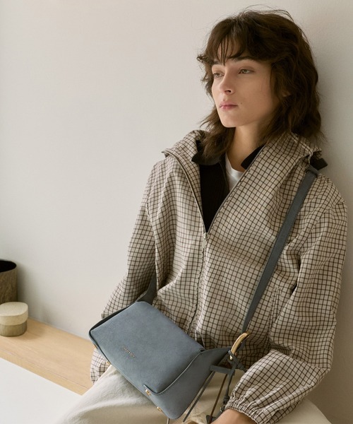 CHARLES & KEITH(チャールズ & キース)の「Aislin アシュリン ショルダーバッグ(ショルダーバッグ・レディース・ブルー系その他7/レディッシュグレー/ダークブラウン系5・S)」の3枚目の写真