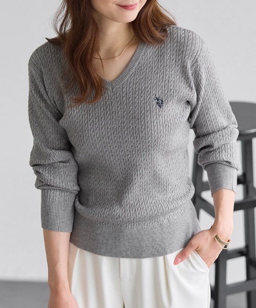 Pierrot(ピエロ)の「U.S.POLO ASSN. Vネックケーブルニット(ニット/セーター・レディース・ネイビー/オフホワイト/杢グレー/レッド系その他/ブラウン系その他・M/LL/L)」の1枚目の写真