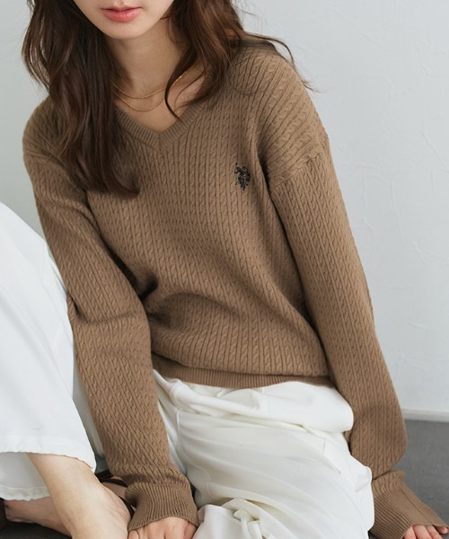 Pierrot(ピエロ)の「U.S.POLO ASSN. Vネックケーブルニット(ニット/セーター・レディース・ネイビー/オフホワイト/杢グレー/レッド系その他/ブラウン系その他・M/LL/L)」の3枚目の写真