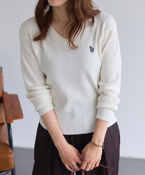 Pierrot(ピエロ)の「U.S.POLO ASSN. Vネックケーブルニット(ニット/セーター・レディース・ネイビー/オフホワイト/杢グレー/レッド系その他/ブラウン系その他・M/LL/L)」の2枚目の写真