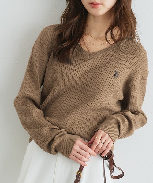Pierrot(ピエロ)の「U.S.POLO ASSN. Vネックケーブルニット(ニット/セーター・レディース・ネイビー/オフホワイト/杢グレー/レッド系その他/ブラウン系その他・M/LL/L)」の7枚目の写真