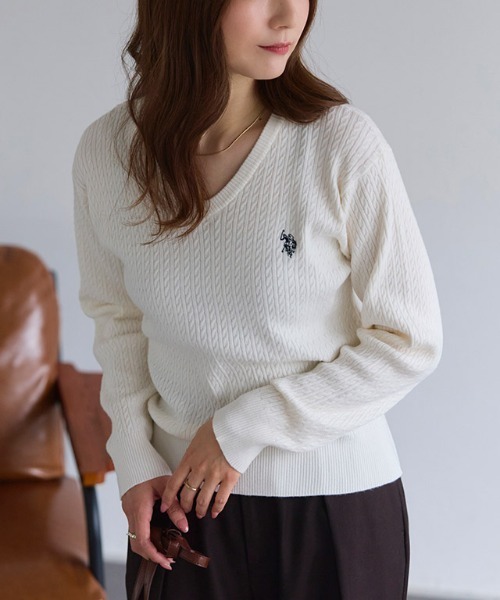 Pierrot(ピエロ)の「U.S.POLO ASSN. Vネックケーブルニット(ニット/セーター・レディース・ネイビー/オフホワイト/杢グレー/レッド系その他/ブラウン系その他・M/LL/L)」の19枚目の写真