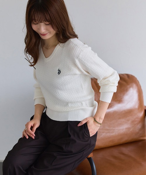 Pierrot(ピエロ)の「U.S.POLO ASSN. Vネックケーブルニット(ニット/セーター・レディース・ネイビー/オフホワイト/杢グレー/レッド系その他/ブラウン系その他・M/LL/L)」の21枚目の写真