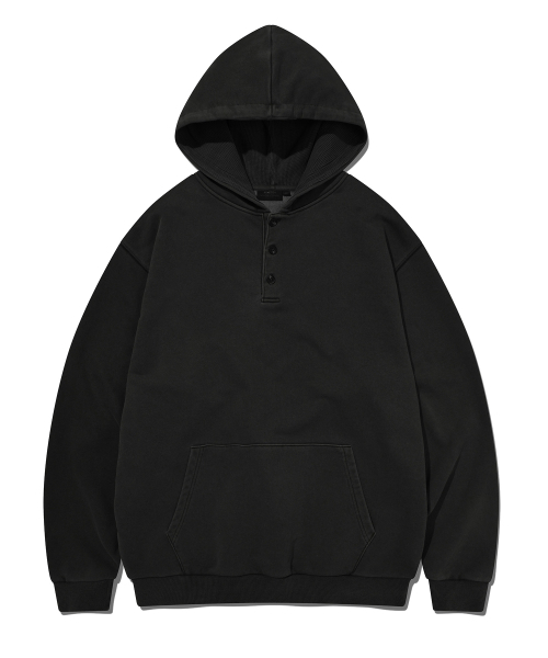 KANEITEI(カネイテイ)の「PIGMENT WASHED HENLEY NECK HOODIE (BLACK)(パーカー・レディース・ブラック・X-LARGE/LARGE/MEDIUM)」の1枚目の写真
