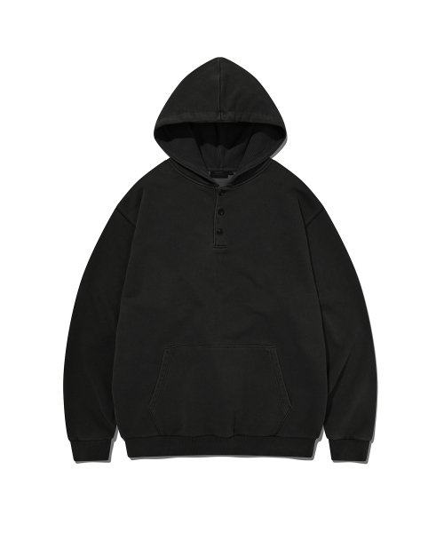 KANEITEI(カネイテイ)の「PIGMENT WASHED HENLEY NECK HOODIE (BLACK)(パーカー・レディース・ブラック・X-LARGE/LARGE/MEDIUM)」の2枚目の写真
