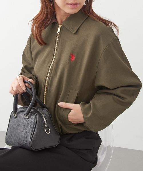U.S. POLO ASSN.（ユーエスポロアッスン）の「【U.S. POLO ASSN.】ワンポイント刺繍ツイル ショート丈ブルゾン（ブルゾン・レディース・ブラウン/ブラック/ベージュ・M）」の2枚目の写真