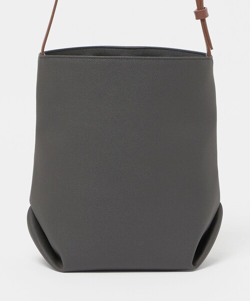 BEAUTY&YOUTH UNITED ARROWS(ビューティーアンドユースユナイテッドアローズ)の「“Emboss Bag Series” バケット バッグ(ショルダーバッグ・メンズ・ブラック/ダークグレー・FREE)」の3枚目の写真