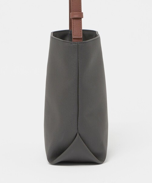 BEAUTY&YOUTH UNITED ARROWS(ビューティーアンドユースユナイテッドアローズ)の「“Emboss Bag Series” バケット バッグ(ショルダーバッグ・メンズ・ブラック/ダークグレー・FREE)」の4枚目の写真