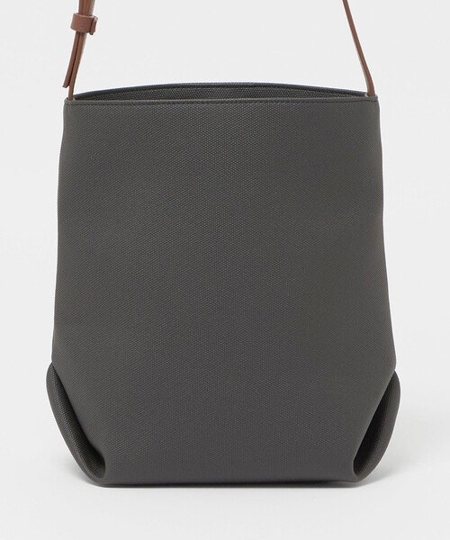BEAUTY&YOUTH UNITED ARROWS(ビューティーアンドユースユナイテッドアローズ)の「“Emboss Bag Series” バケット バッグ(ショルダーバッグ・メンズ・ブラック/ダークグレー・FREE)」の5枚目の写真