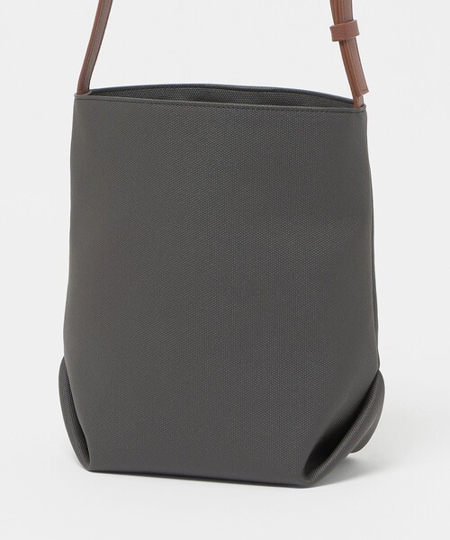BEAUTY&YOUTH UNITED ARROWS(ビューティーアンドユースユナイテッドアローズ)の「“Emboss Bag Series” バケット バッグ(ショルダーバッグ・メンズ・ブラック/ダークグレー・FREE)」の6枚目の写真