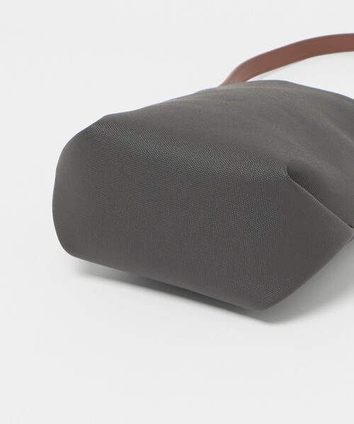 BEAUTY&YOUTH UNITED ARROWS(ビューティーアンドユースユナイテッドアローズ)の「“Emboss Bag Series” バケット バッグ(ショルダーバッグ・メンズ・ブラック/ダークグレー・FREE)」の9枚目の写真