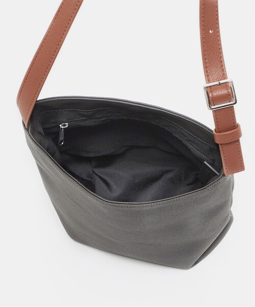 BEAUTY&YOUTH UNITED ARROWS(ビューティーアンドユースユナイテッドアローズ)の「“Emboss Bag Series” バケット バッグ(ショルダーバッグ・メンズ・ブラック/ダークグレー・FREE)」の10枚目の写真