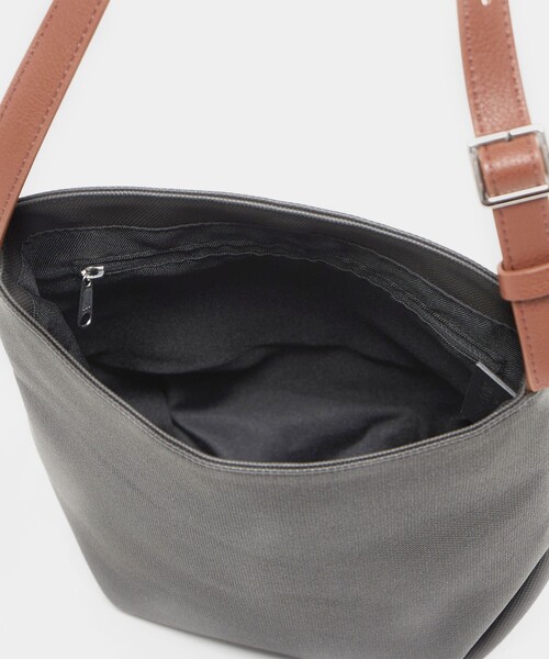 BEAUTY&YOUTH UNITED ARROWS(ビューティーアンドユースユナイテッドアローズ)の「“Emboss Bag Series” バケット バッグ(ショルダーバッグ・メンズ・ブラック/ダークグレー・FREE)」の11枚目の写真