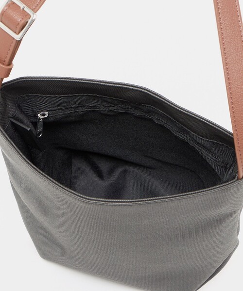 BEAUTY&YOUTH UNITED ARROWS(ビューティーアンドユースユナイテッドアローズ)の「“Emboss Bag Series” バケット バッグ(ショルダーバッグ・メンズ・ブラック/ダークグレー・FREE)」の12枚目の写真