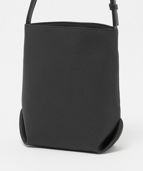 BEAUTY&YOUTH UNITED ARROWS(ビューティーアンドユースユナイテッドアローズ)の「“Emboss Bag Series” バケット バッグ(ショルダーバッグ・メンズ・ブラック/ダークグレー・FREE)」の15枚目の写真