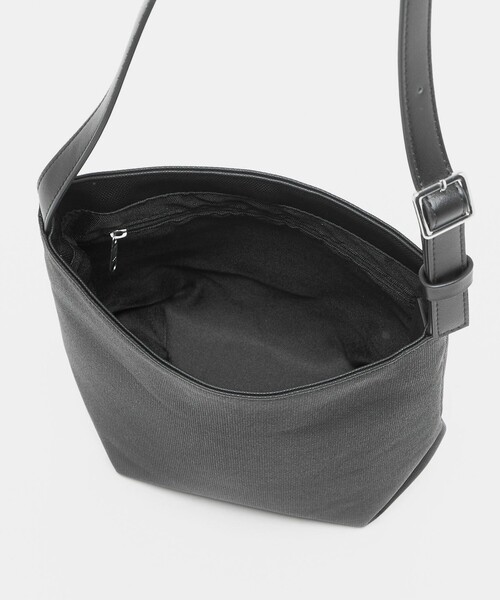 BEAUTY&YOUTH UNITED ARROWS(ビューティーアンドユースユナイテッドアローズ)の「“Emboss Bag Series” バケット バッグ(ショルダーバッグ・メンズ・ブラック/ダークグレー・FREE)」の17枚目の写真
